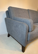 Laden Sie das Bild in den Galerie-Viewer, Zweiersofa Schröno Münichau im Landhausstil mit grauem JAB Anstoetz Stoffbezug Donovan links

