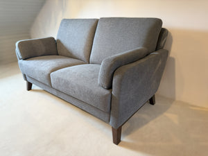 Zweiersofa Schröno Münichau im Landhausstil mit grauem JAB Anstoetz Stoffbezug Donovan Ansicht rechts
