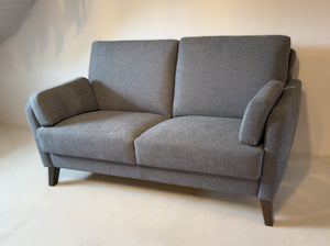 Zweiersofa Schröno Münichau im Landhausstil mit grauem JAB Anstoetz Stoffbezug Donovan