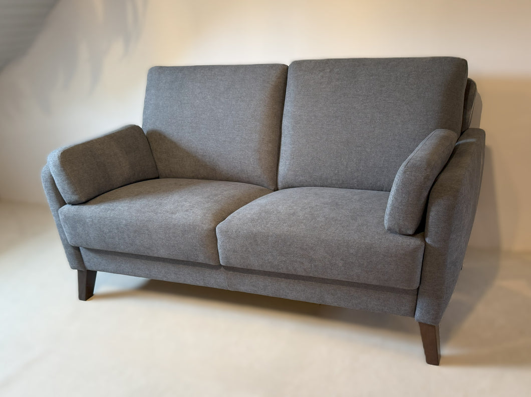 Zweiersofa Schröno Münichau im Landhausstil mit grauem JAB Anstoetz Stoffbezug Donovan