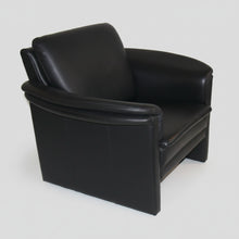 Laden Sie das Bild in den Galerie-Viewer, Detail Sessel Siena – feine Lederoberfläche und Nahtführung
