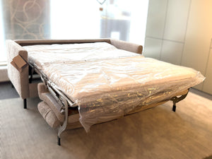 Sits Felix Schlafsofa ausgeklappt; Liegefläche 140 × 200 cm, Matratze originalverpackt.