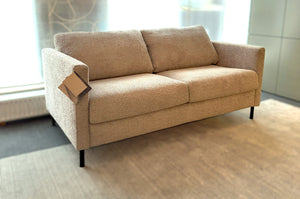Sits Felix Schlafsofa Poppy light grey, perspektivische Ansicht des kompakten 3‑Sitzers.