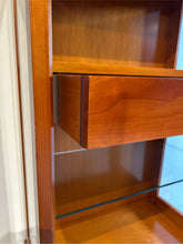 Laden Sie das Bild in den Galerie-Viewer, Detailansicht der integrierten Holzschublade in der Premium-Vitrine von Form Exclusiv, präzise Handwerkskunst in Kirschbaum, edles Unikat im Abverkauf.
