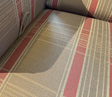 Laden Sie das Bild in den Galerie-Viewer, WEMAFA Ohrensessel Lord mit Hocker im Landhausstil, Karostoff braun mit rotem Karo, Ausstellungsstück in sehr gutem Zustand Stoff Detail
