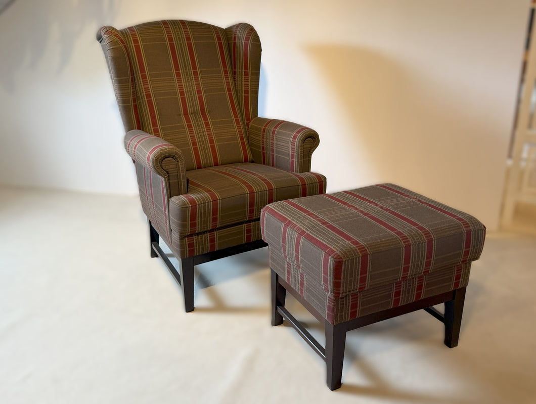 WEMAFA Ohrensessel Lord mit Hocker im Landhausstil, Karostoff braun mit rotem Karo, Ausstellungsstück in sehr gutem Zustand