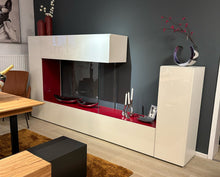 Laden Sie das Bild in den Galerie-Viewer, LAGO 36e8 Air Wohnwand in Lack Weiß mit Glasfront und Akzent Rosso – italienisches Designmöbel als Ausstellungsstück.
