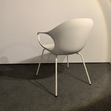 Laden Sie das Bild in den Galerie-Viewer, Kristalia Elephant Chair Stuhl Polyurethan weiß, 4-Fuß Designmöbel Italienisch - Möbelhaus H. Zeppenfeld GmbH
