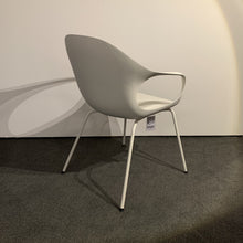 Laden Sie das Bild in den Galerie-Viewer, Kristalia Elephant Chair Stuhl Polyurethan weiß, 4-Fuß Designmöbel Italienisch - Möbelhaus H. Zeppenfeld GmbH
