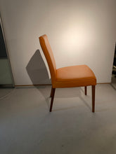 Laden Sie das Bild in den Galerie-Viewer, Ausstellungsstück  AERA, Lavida Einzelstuhl  Leder orange, 4-Fuß Gestell Nußbaum, Sitzhöhe 48 cm, Doppelkappnaht  Sie haben Fragen? Sprechen Sie uns gerne an!

