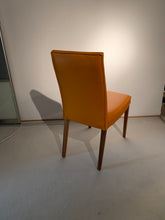 Laden Sie das Bild in den Galerie-Viewer, Ausstellungsstück  AERA, Lavida Einzelstuhl  Leder orange, 4-Fuß Gestell Nußbaum, Sitzhöhe 48 cm, Doppelkappnaht  Sie haben Fragen? Sprechen Sie uns gerne an!

