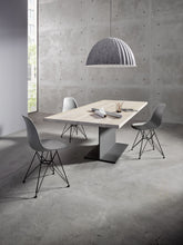 Laden Sie das Bild in den Galerie-Viewer, Asco Esstisch T-TABLE Designmöbel Massivholzdesign Möbel Zeppenfeld Olpe Designmöbel Sauerland Eiche weiß Raum Hochformat
