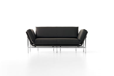 dema-rataplan-funktionssofa-frontansicht.jpg → „DEMA Rataplan Sofa in Frontansicht – italienisches Design mit Funktion“  Designklassiker Sofa Rataplan 3-sitzig, 185 cm, lagernd, sofort lieferbar, Leder Boxland schwarz 