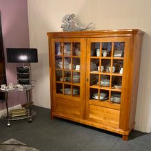 Laden Sie das Bild in den Galerie-Viewer, Form Exclusiv Sammlervitrine Voratsschrank Camargue Massiv Kischbaum Ausstellugnsstück Landhausstil Möbel Zeppenfeld Olpe Desig
