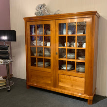 Laden Sie das Bild in den Galerie-Viewer, Form Exclusiv Sammlervitrine Voratsschrank Camargue Massiv Kischbaum Ausstellugnsstück Landhausstil Möbel Zeppenfeld Olpe Desig
