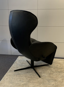 Rückansicht des JORI Relaxsessels Daydreamer JR-7450 – elegantes Design mit schwarzem Lederbezug und ergonomischer Formgebung.