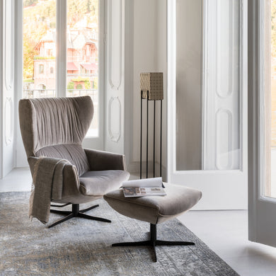 Gemütlicher Orhensessel Rhapsody Lounge von Jori mit Hocker