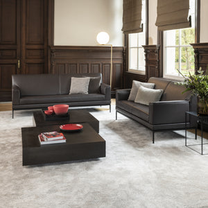 Bild zeigt das Jori Glove Pure Sofa mit weicher Polsterung und fein geschwungenen Linien – luxuriöses Loungesofa in Leder oder Stoff, mit schmaler Silhouette, verstellbaren Armlehnen und zeitlosem Design für anspruchsvolle Wohnräume