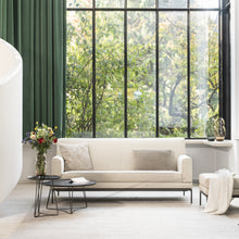 Laden Sie das Bild in den Galerie-Viewer, Bild zeigt das Jori Glove Pure Sofa mit hellem Stoffbezug in moderner Wohnumgebung – luftiges Design mit weichen Rundungen, ideal für skandinavische oder minimalistische Wohnstile.
