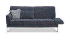 Laden Sie das Bild in den Galerie-Viewer, Nahaufnahme des Jori Glove Pure Sofas mit hochwertigem, hellem Stoffbezug – elegante Textur und filigrane Verarbeitung betonen die edle Linienführung und den Komfort.

