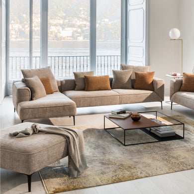 Bild zeigt das Jori Longueville Landscape Loungesofa in hochwertiger Stoff- oder Lederausführung, mit klarer Linienführung, modularer Form und verstellbaren Armlehnen – luxuriöses Sofa für modernes Wohnen mit Komfort und Designanspruch.