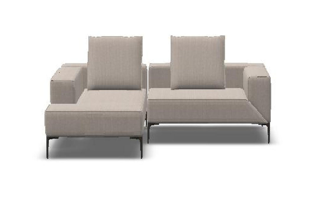 Bild zeigt das Jori Longueville Landscape Loungesofa in hochwertiger Stoff- oder Lederausführung, mit klarer Linienführung, modularer Form und verstellbaren Armlehnen – luxuriöses Sofa für modernes Wohnen mit Komfort und Designanspruch.
