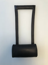 Laden Sie das Bild in den Galerie-Viewer, Nackenkissen schmal 26cm für Jori Relaxsessel ellipsenförmig, cavila black, Nackenrolle, Gegengewischt Lederummantelt
