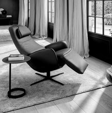 Laden Sie das Bild in den Galerie-Viewer, Jori Relaxsessel Cosy Ghost JR-7790 Leder schwarz Monomove Medi
Jori Relaxsessel Cosy Ghost Monomove Ledersessel Möbel Zeppenfeld Olpe Designmöbel Sauerland
