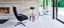 Laden Sie das Bild in den Galerie-Viewer, Komplettansicht: Sessel Daron mit Hocker im Wohnzimmer mit Holzboden Loungesessel in Leder und in Leder Stoff Kombination

