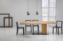 Laden Sie das Bild in den Galerie-Viewer, Design-Esstisch Mono in Ast-Eiche mit Stahlbodenplatte – erhältlich bei designmoebelkaufen.de
