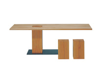 Laden Sie das Bild in den Galerie-Viewer, Seitliche Ansicht des Esstisches Mono rustical – asymmetrischer Massivholzfuß aus Eiche, kombiniert mit einer rechteckigen Stahlplatte für modernes Design.
