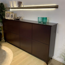 Laden Sie das Bild in den Galerie-Viewer, RMW Rietberger Möbelwerkstätten Deviso Highboard Aubergine moderner Landhausstil Abverkauf Ausstellungsstück Schnäppchen Designmöbel Sauerland (2)
