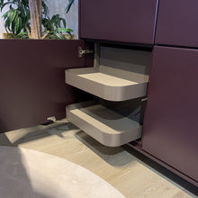 Laden Sie das Bild in den Galerie-Viewer, RMW Rietberger Möbelwerkstätten Deviso Highboard Aubergine moderner Landhausstil Abverkauf Ausstellungsstück Schnäppchen Designmöbel Sauerland (2)
