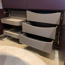 Laden Sie das Bild in den Galerie-Viewer, RMW Rietberger Möbelwerkstätten Deviso Highboard Aubergine moderner Landhausstil Abverkauf Ausstellungsstück Schnäppchen Designmöbel Sauerland (2)
