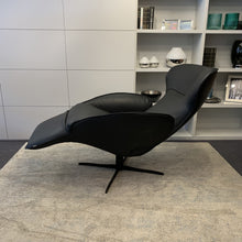 Laden Sie das Bild in den Galerie-Viewer, Nahaufnahme der innovativen Mono-Move-Mechanik des JORI Daydreamer JR-7450 – synchronisierte Verstellung von Rückenlehne und Fußteil.
