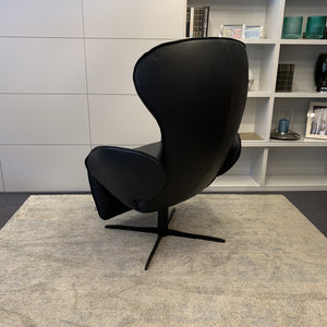 Rückansicht des JORI Relaxsessels Daydreamer JR-7450 – elegantes Design mit schwarzem Lederbezug und ergonomischer Formgebung.