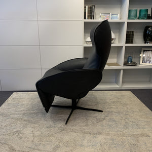 JORI Daydreamer JR-7450 Relaxsessel in stilvollem Wohnzimmer – modernes Designmöbel aus schwarzem Leder für gehobene Wohnkultur