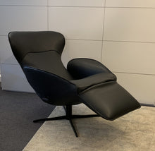 Laden Sie das Bild in den Galerie-Viewer, Detailaufnahme der hochwertigen Kaltschaum-Polsterung des JORI Relaxsessels Daydreamer JR-7450 – erstklassiger Sitzkomfort in schwarzem Leder.
