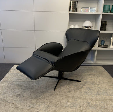 Seitenansicht des JORI Daydreamer JR-7450 in Liegeposition – eleganter Relaxsessel mit geschwungenen Linien und schwarzem Lederbezug