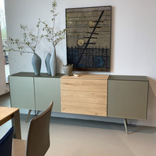 Laden Sie das Bild in den Galerie-Viewer, Sideboard Scholtissek Talio knorrige Eiche massiv natur geölt, Glas matt Platin 240x90x42cm
