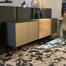 Laden Sie das Bild in den Galerie-Viewer, Sideboard Scholtissek Talio knorrige Eiche massiv natur geölt, Glas matt Platin 240x90x42cm
