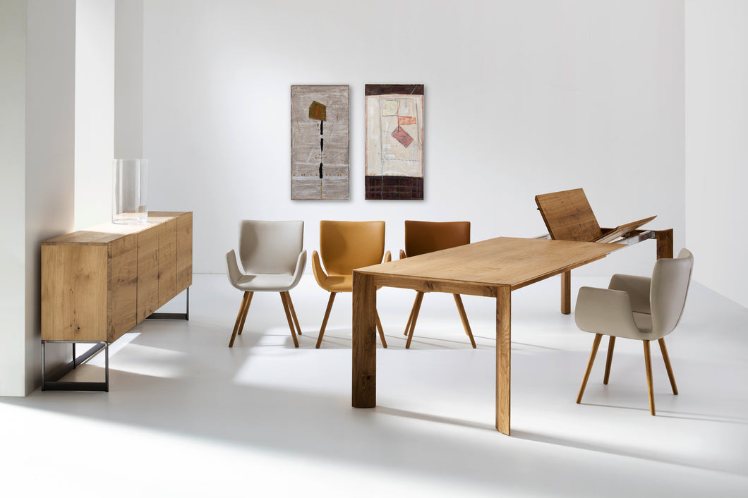SR-1 light – Der Esstisch, der sich anpasst
Der SR-1 light von Scholtissek ist mehr als nur ein Esstisch – er ist ein flexibler, funktionaler Mittelpunkt für Ihr Zuhause. Mit seinem klaren Design, den natürlichen Materialien und einer ausgeklügelten Technik passt er sich mühelos an Ihre Bedürfnisse an. Ganz gleich, ob für ein gemütliches Abendessen zu zweit oder ein geselliges Mahl im größeren Kreis – der SR-1 light ist immer die perfekte Wahl.

Flexibilität in seiner besten Form
Der SR-1 light verfügt über