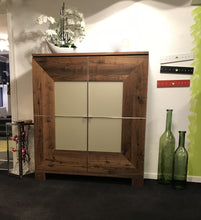 Laden Sie das Bild in den Galerie-Viewer, Scholtissek Schrank Varus Möbel Zeppenfeld Olpe Massivholzmöbel, deutsches Design, knorrige Eiche, astiger Nußbaum, Amerikanische Kirsche, Wildkirsche Naturmöbel Biomöbel
