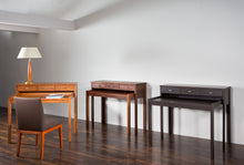 Laden Sie das Bild in den Galerie-Viewer, Sekretär Bordeaux, Form Exclusiv Design, Schreibtisch, Eiche, Kirschbaum oder Nußbaum, Homeoffice
