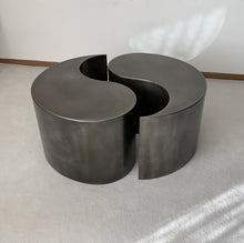 Laden Sie das Bild in den Galerie-Viewer, Runder Couchtisch Tao, Rohstahl Ying Yang - Möbelhaus H. Zeppenfeld GmbH
