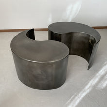 Laden Sie das Bild in den Galerie-Viewer, Runder Couchtisch Tao, Rohstahl Ying Yang - Möbelhaus H. Zeppenfeld GmbH

