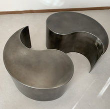 Laden Sie das Bild in den Galerie-Viewer, Runder Couchtisch Tao, Rohstahl Ying Yang - Möbelhaus H. Zeppenfeld GmbH
