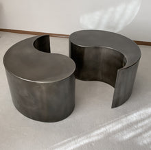 Laden Sie das Bild in den Galerie-Viewer, Runder Couchtisch Tao, Rohstahl Ying Yang - Möbelhaus H. Zeppenfeld GmbH
