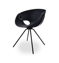Laden Sie das Bild in den Galerie-Viewer, Tonon Armehnstuhl Fl@t, Wie der Name schon sagt, der Armehnstuhl Flat von Tonon besteht aus einer flachen Schale, die kunstvoll zusammengefügt ist.
Verschiedene Gestelle runden das Design ab. vom schlichten Vierfußgestell über Drehvarianten bis hin zum Holzfuß in verschiedenen Holzarten ist vieles möglich.
Den Bezug Velvy gibt es in verschiedenen Farbstellungen. Gerne senden wir Ihnen eine Farbübersicht zu.
