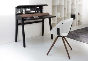 Tonon Armehnstuhl Fl@t, Wie der Name schon sagt, der Armehnstuhl Flat von Tonon besteht aus einer flachen Schale, die kunstvoll zusammengefügt ist.
Verschiedene Gestelle runden das Design ab. vom schlichten Vierfußgestell über Drehvarianten bis hin zum Holzfuß in verschiedenen Holzarten ist vieles möglich.
Den Bezug Velvy gibt es in verschiedenen Farbstellungen. Gerne senden wir Ihnen eine Farbübersicht zu.